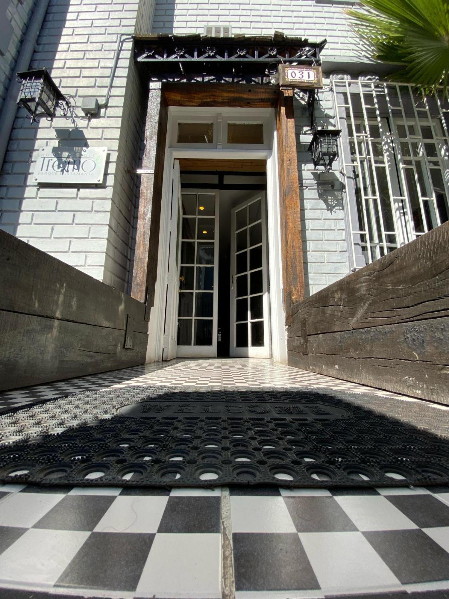 Tremo Bustamante, Santiago